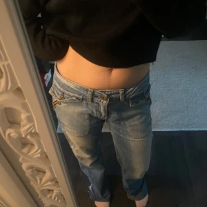 Blå jeans med låg midja - Säljer ett par blå jeans i rätt så bra skick. De har en låg midja och en baggy stil. Det står ingen storlek på jeansen men jag har storlek 34/36 och de sitter ”baggy” på mig och jag är 155cm lång och är lite långa på mig  Det är sååå snygga men har inte använt på flera år så de ligger bara i min garderob 💙🦋🦕 