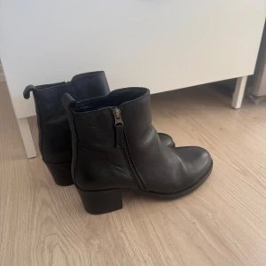 Svarta boots med dragkedja - Äkta stövlar som använts 2 gånger 