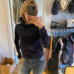 Gant hoodie - Hej, säljer denna gant hoodie då den inte kommer till användning och är för liten för mig❤️har fyllt i xxs som storleken eftersom de är barn storlek och skulle säga att den passar för xxs/xs ❤️