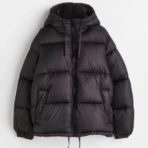 H&M pufferjacka med huva - Säljer nu min populära H&M jacka pga att jag tycker den är för stor på mig. Använd fåtal gånger förra vintern, där av inga defekter eller slitage. 