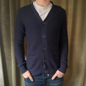 Dobber - Cardigan  - Tja! Säljer denna sjukt feta cardigan från Dobber! Den är i sjukt bra skick🙌 Vid minsta fråga eller fundering hör av er 🤝