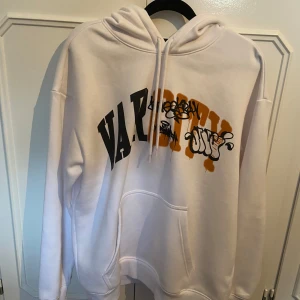 Vit hoodie - En vit hoodie från hm, hängt i garderoben bara och aldrig kommit till användning.