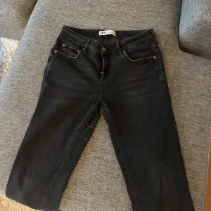 Lågmidjade jeans från zara. Slitna därav priset