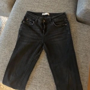 Zara jeans - Lågmidjade jeans från zara. Slitna därav priset