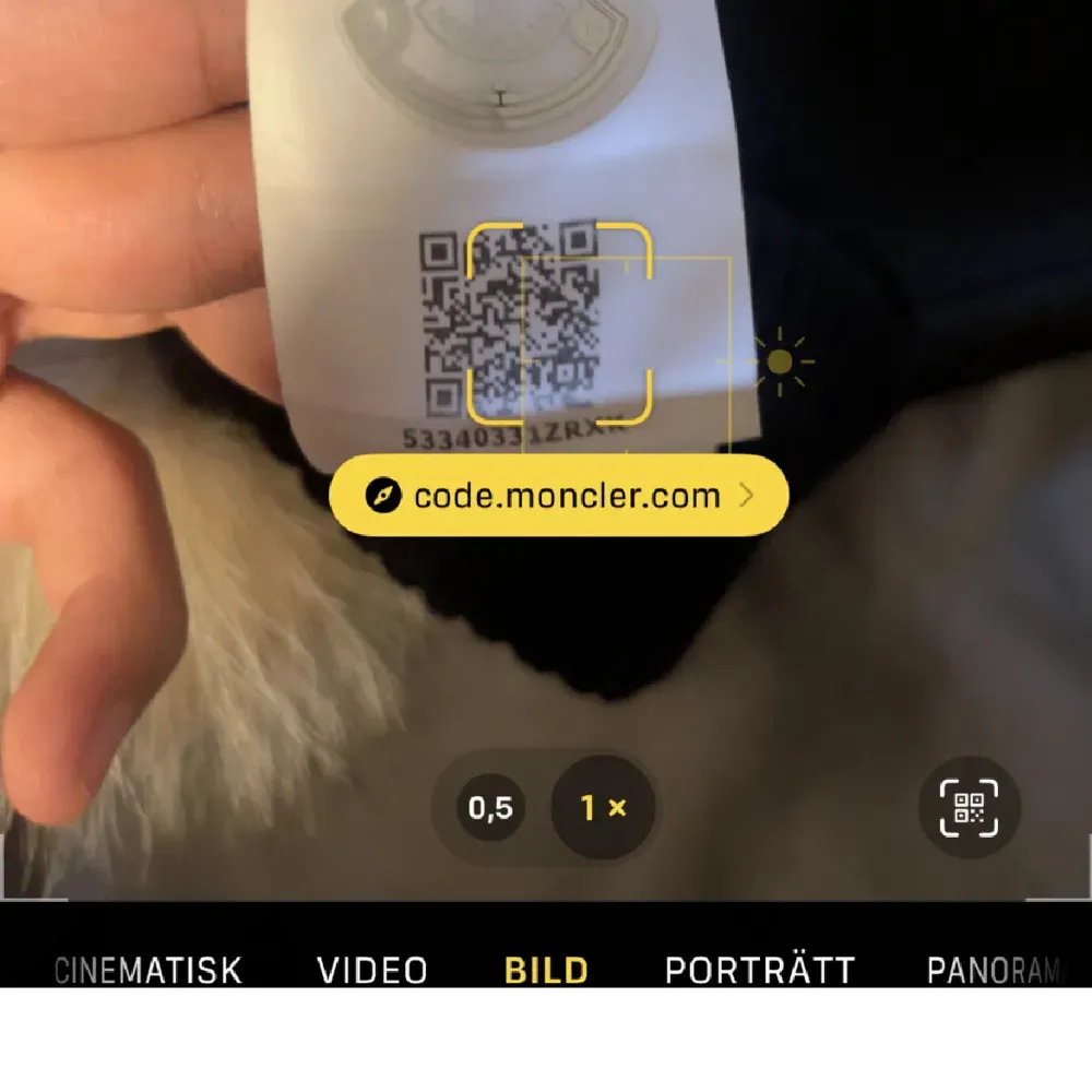 Säljer en snygg svart ribbad mössa från Moncler med en fluffig beige pälsboll på toppen. Den är i mycket bra skick och passar de flesta tack vare sin stretchiga passform. INGET KVITTO FINNS, det är present som inte kommer till användning. I storlek L (barnstorlek dock passar vuxna också!). Asusteet.