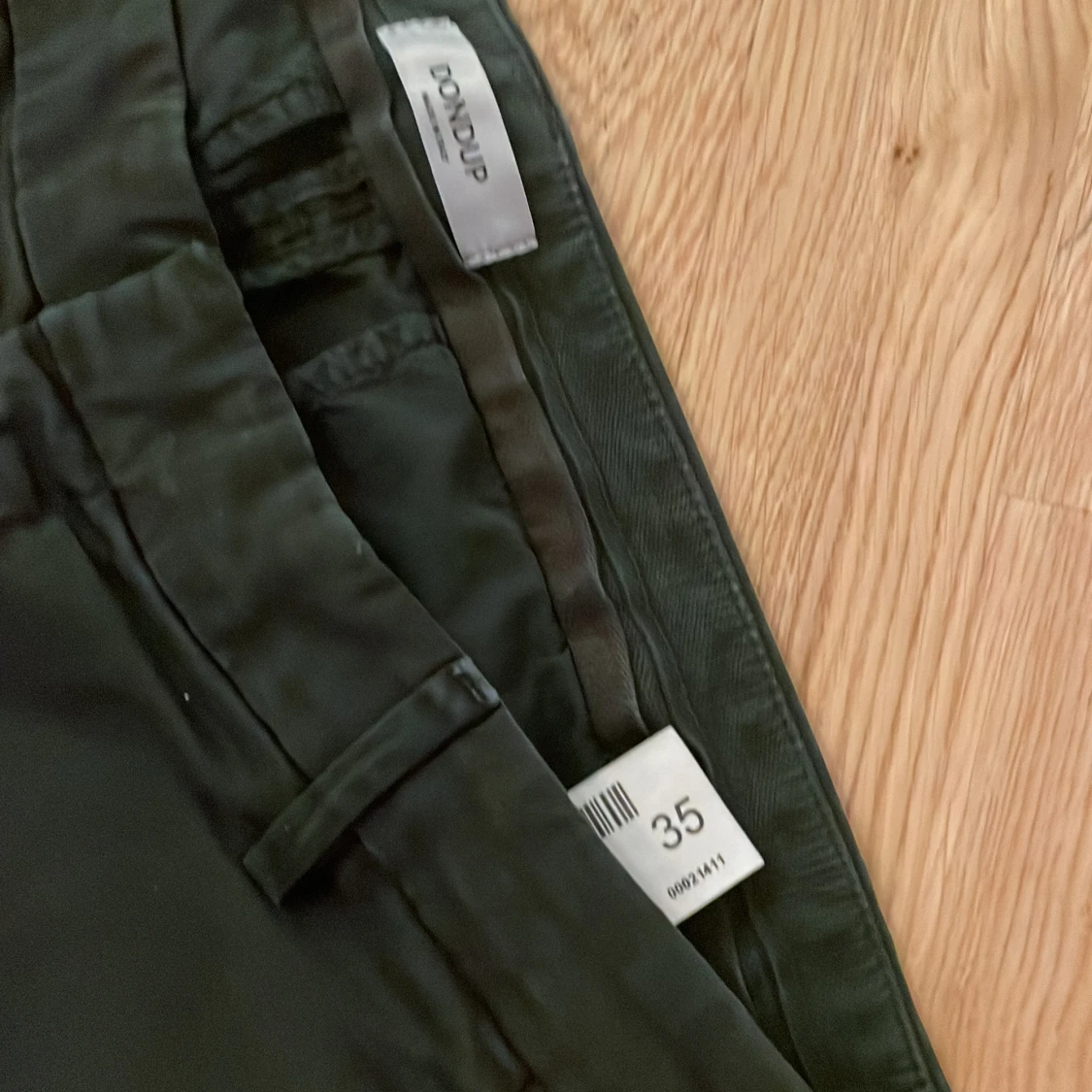 Mörkblåa chinos från Dondup - 91