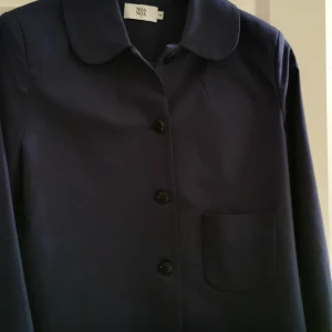 Noa Noa jacka - Jättefin ny jacka,, använd 1 gång. Marinblå färg st 36. Nypris 1600 kr. 