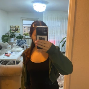 Mörkgrön kofta med luva - Skön för kall väder, skön material  (Passar xxs-xs-s)