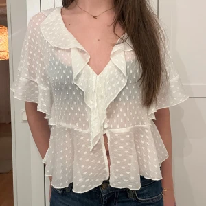 Vit zara blus! - Säljer denna fina blus från zara, aldrig använd! Pris kan diskuteras 