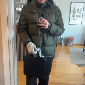 Ralph Lauren Jacka herr - Säljer av min Ralph Lauren jacka. Köptes förra vintern och är i grymt skick. Storlek Large och svinsnygg färg som sticker ut! Kommer inte gå ner i pris mindre 2,7 blankt. Eftersom jackan är i sånt fint skick samt hur populär den är och vilket pris den har som helt ny. Jackan är även i en större modell och det är ingen puffer jacket!