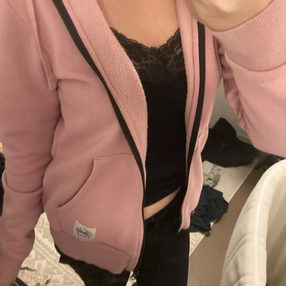 Säljer en supermysig rosa hoodie. Den har en dragkedja framtill och en skön huva. Perfekt för kyliga dagar eller bara för att chilla hemma. Den är i bra skick och passar perfekt till jeans eller leggings. 🩷. Tröjor & Koftor.