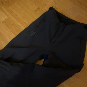 Salomon skibyxor - Säljer Salomon skidbyxor i jättefint skick, bara använda två veckor. För små för mig Nypris ca 2500