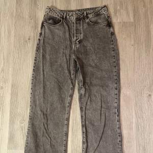 Säljer ett par grå jeans i mycket bra skick. Använder inte längre då de inte längre är rätt storlek för mig. W31 L32. Märket never denim- bikboks egna🩶