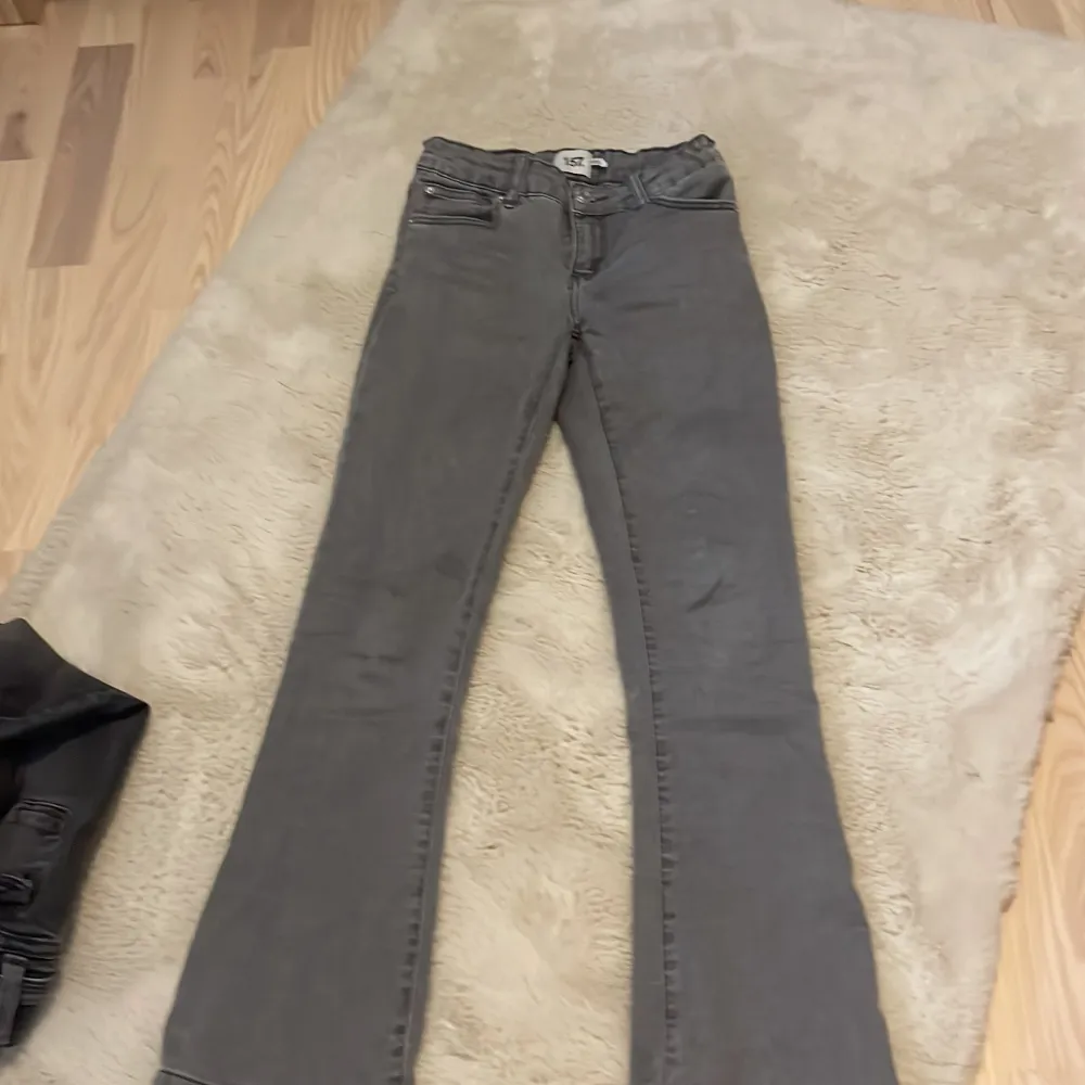 Säljer ett par grå jeansbyxor från 157 i storlek 150. Byxorna har en klassisk femficksdesign och är i bra skick. Perfekta för vardagsbruk med en bekväm passform.. Jeans & Byxor.