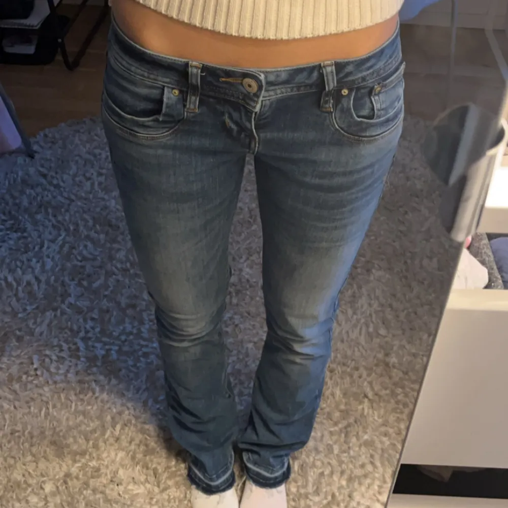 Säljer dessa så fina ltb jeans i storlek 26/32! De är bra skick men jag har sprättat upp de nertill då de var lite för korta, men jag tycker det är en cool detalj! Använda typ 3 gånger❤️ De har även lite stretch! Nypris runt 800 tror jag . Jeans & Byxor.