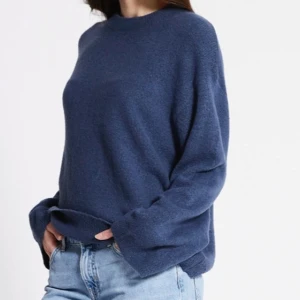 Blå Stickad Tröja - Den är i storlek S. Den är från Lager 157 och är jätte fin. Använt den 1-2 gånger. Väldigt gosig och passande nu till kallare tider.