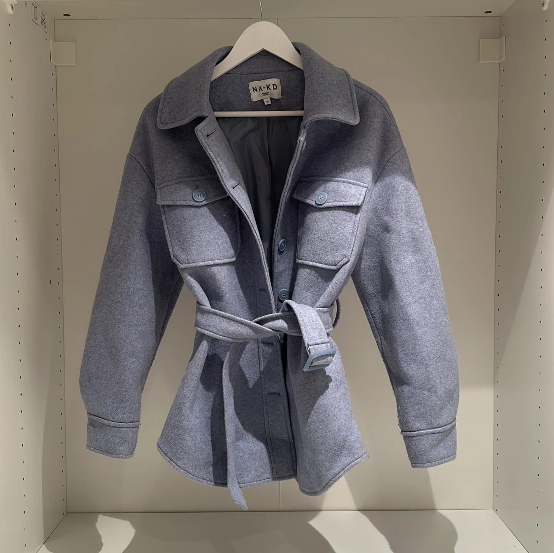 Ljusblå/lila jacka från NA-KD