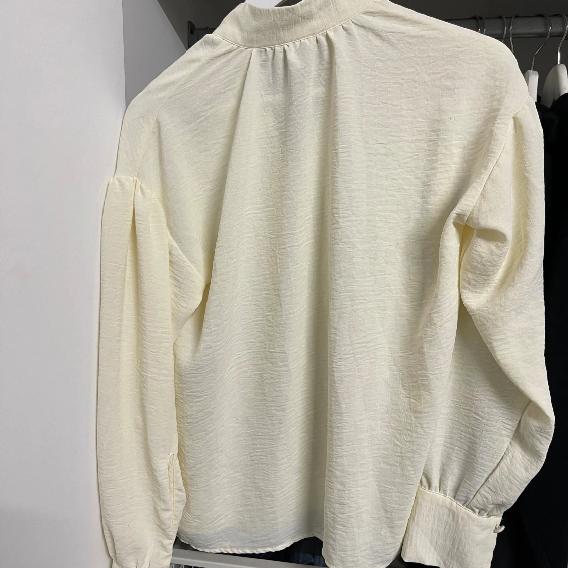 Krämvit blus med band för halsen  - 92