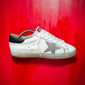 Golden goose skor  - Säljer ett par Golden Goose som har använts ungefär 2 gånger! Det som är på bilderna ingår, box, passport och skorna såklart! Det är storlek 41 men passar även 41,5 och kanske 42! Dem är 100% äkta! Skriv för fler bilder eller funderingar!