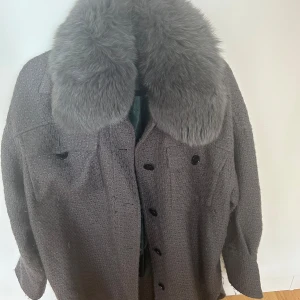  Meotine kappa - Säljer en fin grå kappa från Meotine i storlek S/M. Den längre modellen Charlie. Nypris 4000