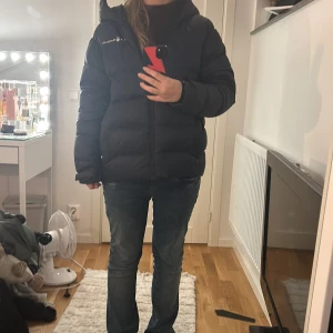 Mörkblå dunjacka från Sail Racing - Säljer en mörkblå dunjacka från Sail Racing i  bra skick💙Jackan är perfekt för vintern med sin varma och puffiga desig💙. Passformen är normal och den är långärmad. Säljer för 1500 men kan gå ner i pris💙