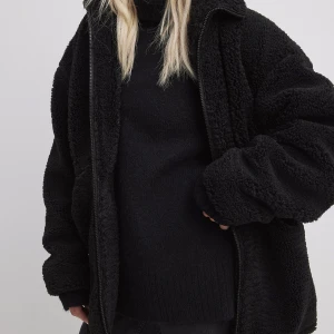 Svart Teddyjacka - Säljer min Teddyjacka från nelly i storlek 34! Den är i en oversize modell och passar mig som vanligtvis har storlek S. Mycket bra skick, slutsåld på hemsidan. Köptes för 999kr och säljer nu för 349!