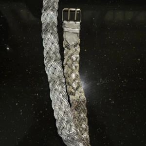 Flätat silverfärgat skärp - Säljer ett snyggt flätat skärp i silverfärgat material. Perfekt för att ge lite extra bling till din outfit! Bältet har en klassisk spänne och är i mycket bra skick. Passar både till vardags och festliga tillfällen. Size 85cm! ✨