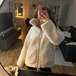 Vit teddyjacka med dragkedja - Mysig vit teddyjacka perfekt för kallare väder. Perfekt för både höst och vinter! Den är i storlek XS och superfin🩷 Hör av er om ni är intresserade!!🥰