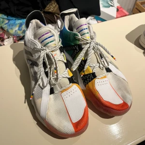 Adidas basketskor - Adidas basketskor storlek 41, sparsamt använda