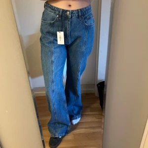 Blå jeans från LXA - Säljer ett par snygga blå jeans från LXA i storlek 40 Tall. De har en flared stil och de är i nytt skick med etikett kvar.