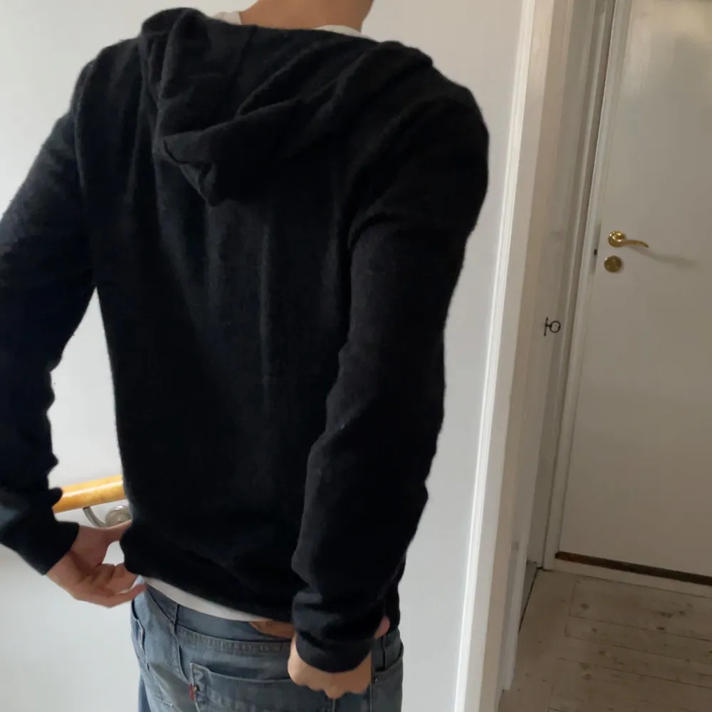 Säljer en riktigt snygg Kashmir zip hoodie från John Henric! Storlek S! Hör gärna av dig om du har frågor! modellen är 185 & 70 kg. Nypris på tröjan är 2499!. Hoodies.