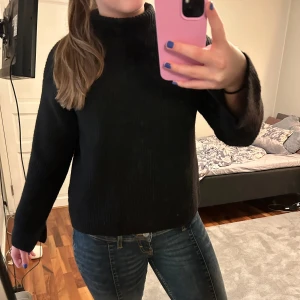 Stickad tröja - Svart basic stickad tröja som är perfekt till höst och vintern. Det är en polotröja men går o ha på olika sätt, jag brukar ha den så som i första bilden och det är supersnyggt! Den är i bra skick då jag inte använt den så mycket.