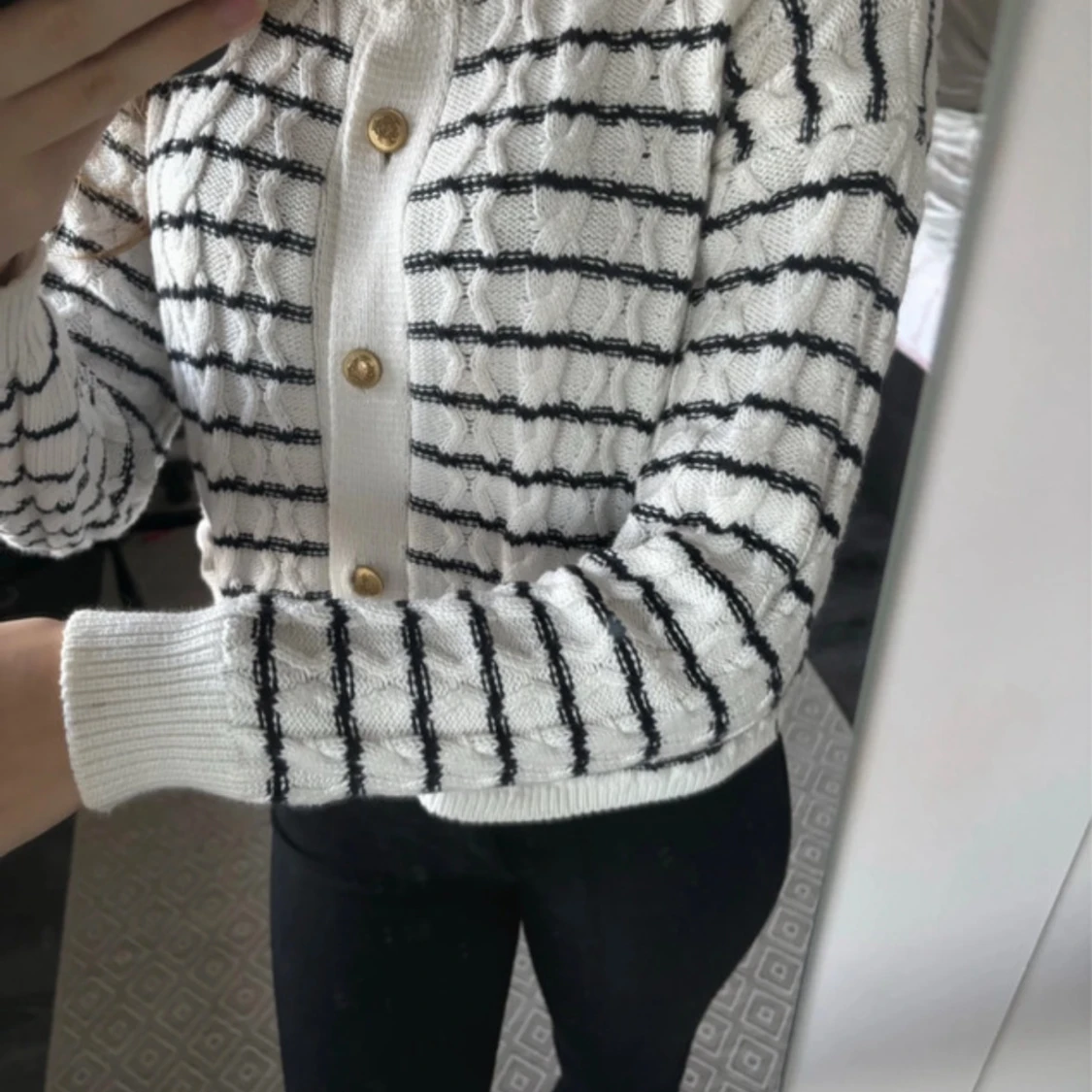 Vit och svart randig kofta med guldknappar - 91