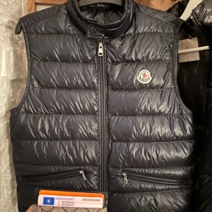 Moncler Gui Storlek 2 - Moncler Gui Väst   -Storlek: 3  -Skick 9/10  -Nypris idag: 8999kr -Mitt pris: 3999kr Kvitto och tags medföljer självklart 🙌🏻 Tveka inte att höra av dig vid minsta frågan!