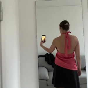 Open back halterneck top - Öppen rygg, två band knyts bakom nacken. Fin corall-rosa färg, superbra skick!