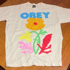 Beige t-shirt från Obey - Säljer en vit t-shirt från Obey i storlek L. Den är knappt använd och i bra skick!