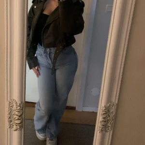 Ljusblå jeans från Zara - Säljer ett par ljusblå jeans från Zara i bra skick, stl 38🦋 De är högmidjade och har en loose passform. Använd fåtal gånger  och säljer därav att de inte kommer till användning 🦋Pris kan diskuteras 