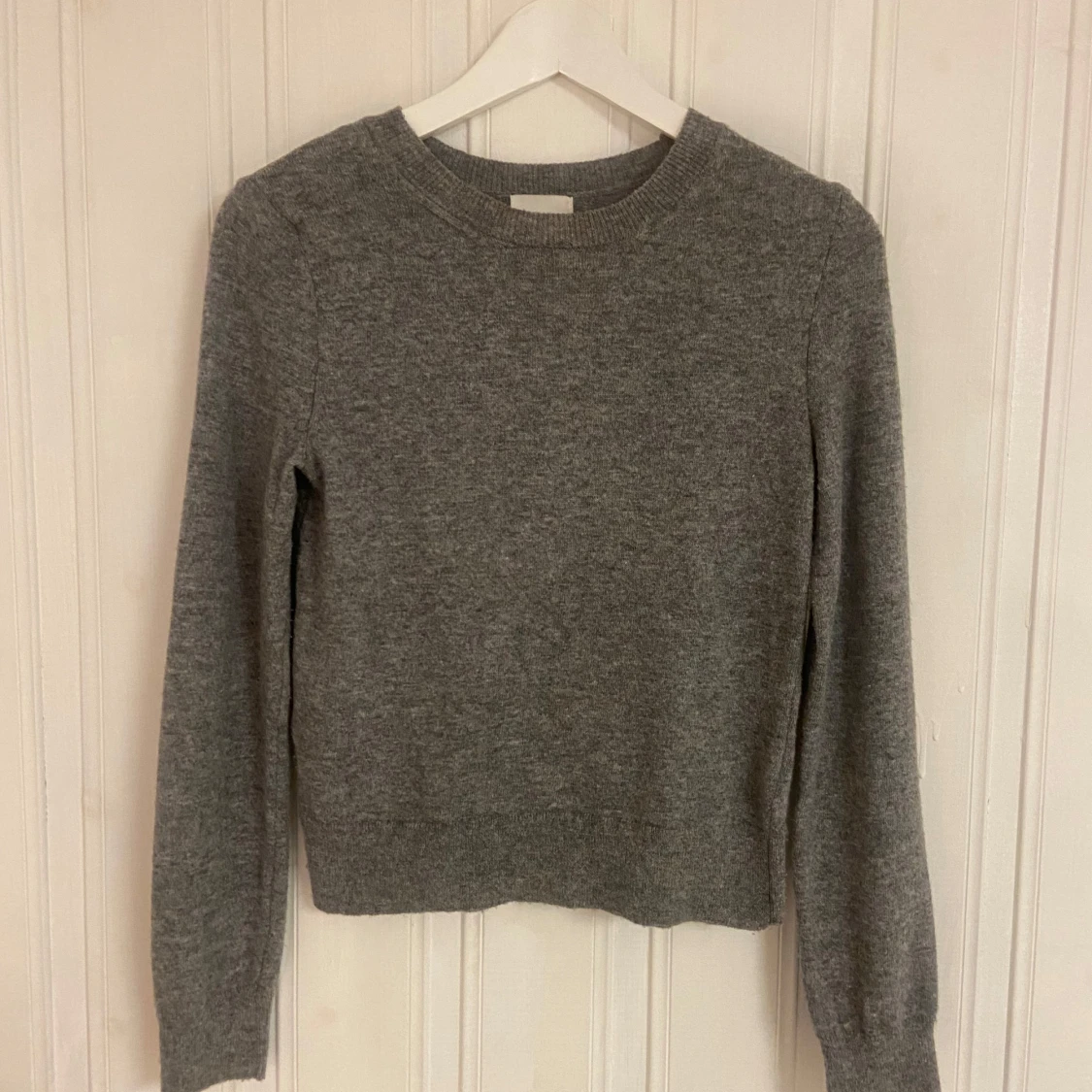 Grå stickad tröja