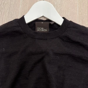 Oscar Jacobsson tröja - Säljer en stilren brun tröja från Oscar Jacobson i storlek M men passar framförallt S | Perfekt för både vardag och fest |  100% ull och passar både på sommaren och vintern | Tröjan är i bra skick | Hör av dig vid frågor eller funderingar! 