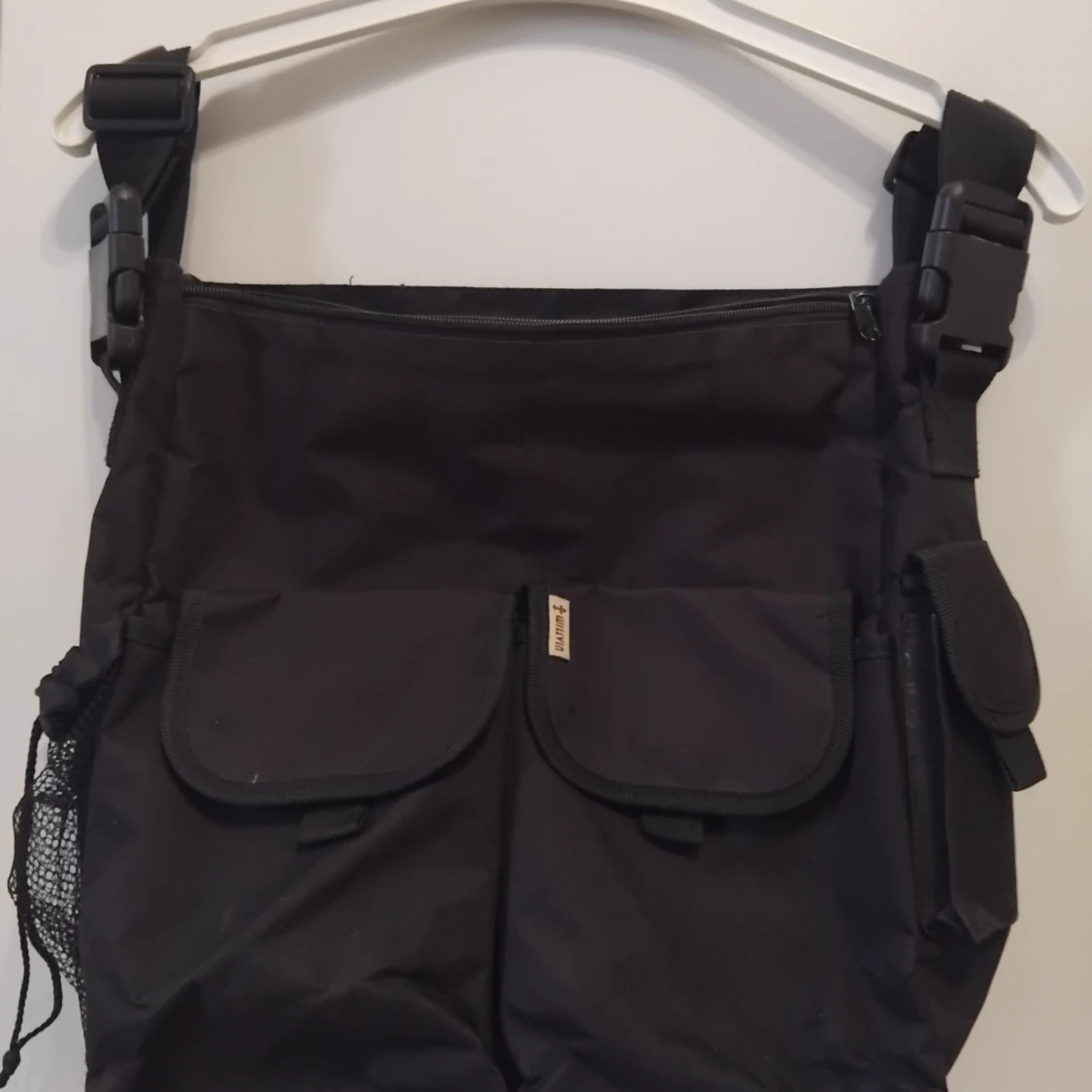 Svart axelväska med fickor - 91