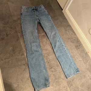 Midwaist jeans tall - Säljer dessa fina jeans från weekday då dom blivit för små💓Modellen heter Pin Mid Straight Jeans. använda fåtal gånger, de är i nyskick! Strl w23 l34🩷 nypris 600 tror ej färgen säljs längre
