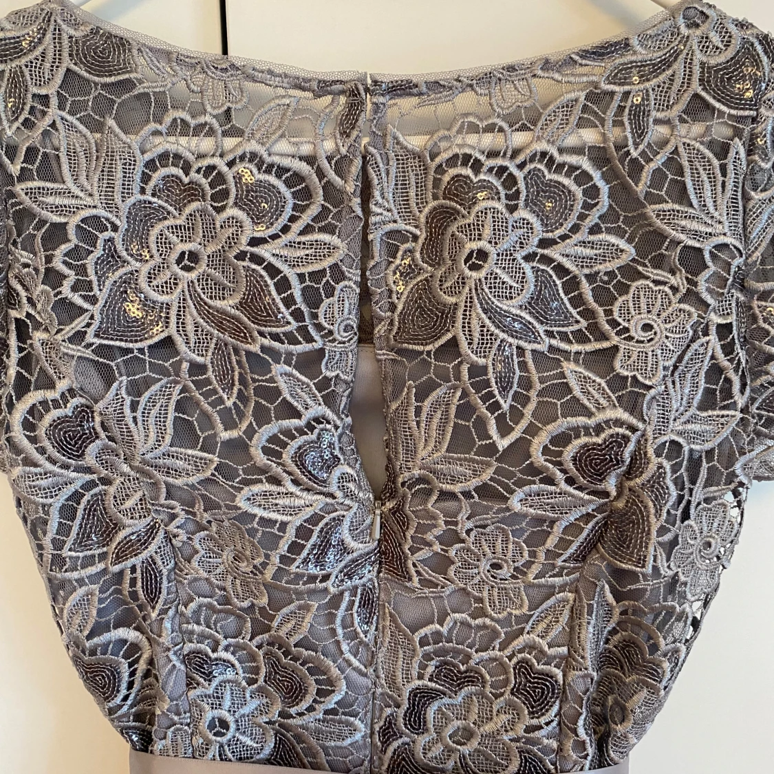 Grå / silver spetsklänning med satin band i midjan - 92