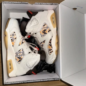 Jordan 6 Retro Quai 54 Sail Brown - Säljer ett par Jordan 6 Retro Q54 i mycket bra skick. Köpta på sneakershyllan i Göteborg men bara använda en gång av mig. Älskar det unika mönstret men får ingen användning av dem så hoppas dem hittar ett nytt hem. Säljs just nu på Stock X för 266$. Original box medkommer