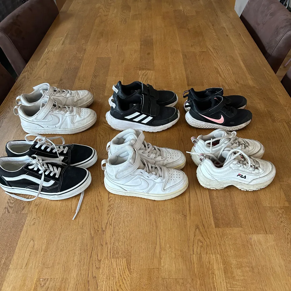 Säljer ett gäng sneakers i olika storlekar. Vita sneakers i storlek 33 med kardborreband ( 80 kronor ), svarta Adidas sneakers i storlek 32 ( 80 kronor ), svarta Nike sneakers i storlek 28 ( 80 kronor ), svarta och vita Vans i storlek 34 ( 100 kronor ), vita sneakers i storlek 29.5 ( 80 kronor )och vita Fila sneakers i storlek 28 ( 80 kronor )Perfekta för vardagsbruk!. Skor.