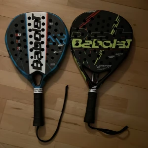 Paddel rak - Den ena är lite sönder men funkar fortfarande  Den andra racket har inga skador Kan fraktas 