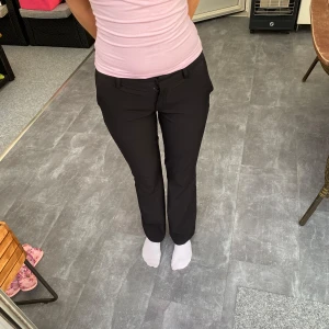 Svarta lågmidjade kostymbyxor från bikbok  - Nu säljer jag mina kostymbyxor från bikbok i modellen Vera. Storlek XS/34. Dom är i mycket bra skick och som nya. Säljer då dom är försmå för mig. Hör gärna av dig om det är något mer du undrar. 😊