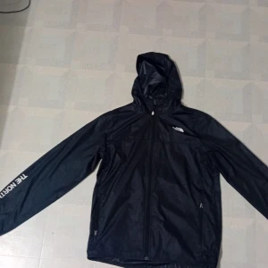 Svart North Face regn jacka  - Bra skick regn jacka 