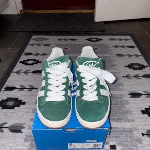Gröna Adidas Campus sneakers - Säljer mina adidas campus då jag aldrig använt dom, Storlek 42, helt nytt skick aldrig använda, både dom vita och dom gröna snörena med kommer också, även original boxen, Pris kan diskuteras 
