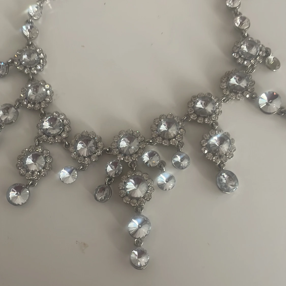 Glittrigt halsband med stora stenar - 93