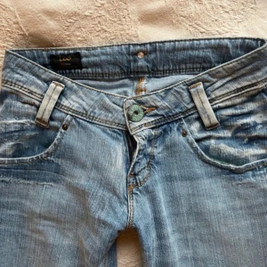 Lågmidjade lee jeans  - Lågmidjade bootcut jeans i bra skick.                            Midjemåttet är 36cm och innerbenslängden 74cm❤️